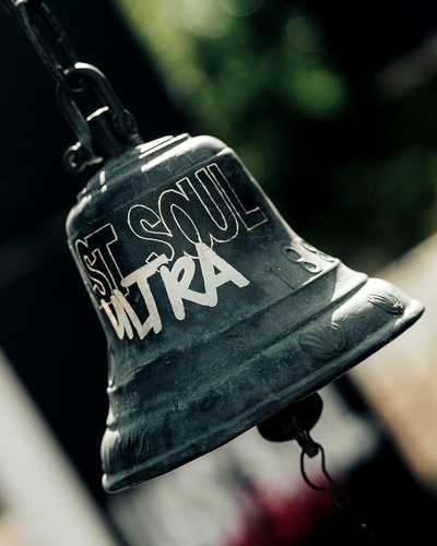 Glocke mit der eingravierten Aufschrift Last Soul Ultra.