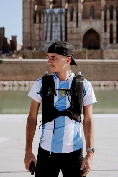 Norman Junker mit Laufweste vor der Kathedrale von Palma.