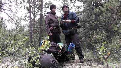 Norman Junker und sein Vater bestimmen im Wald anhand einer Karte die Route.